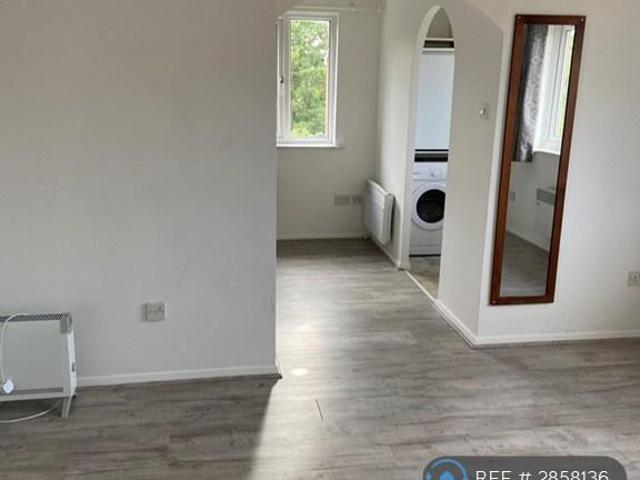 Flat for rent in Seven Kings, Greater London