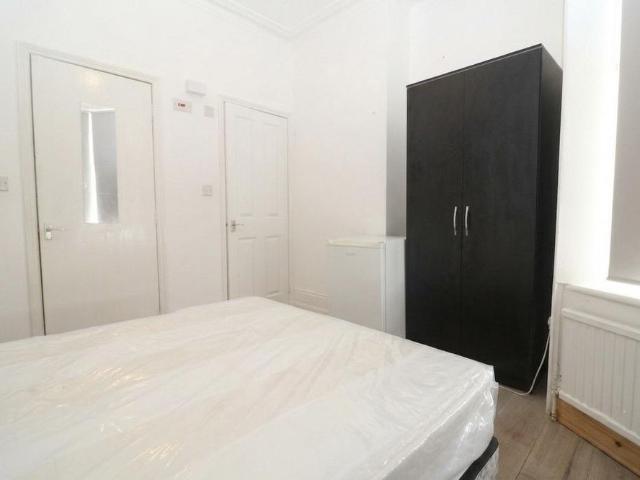 Studio for rent in London Borough of Merton, Mitcham