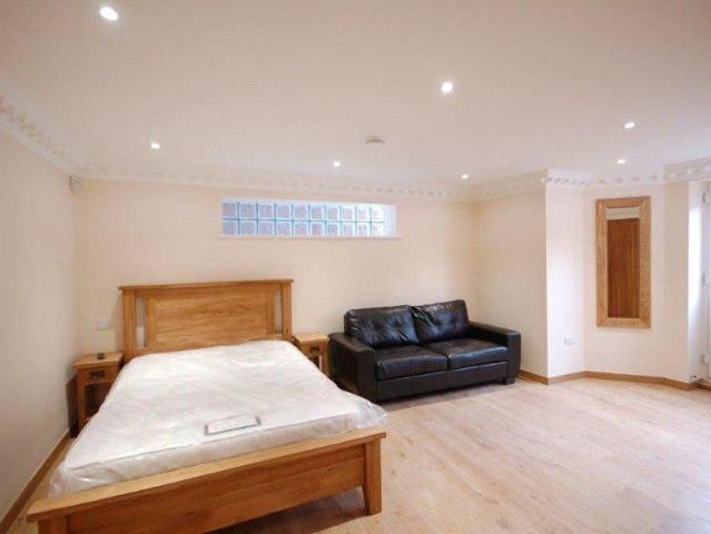 Studio for rent in Newtown, Reading