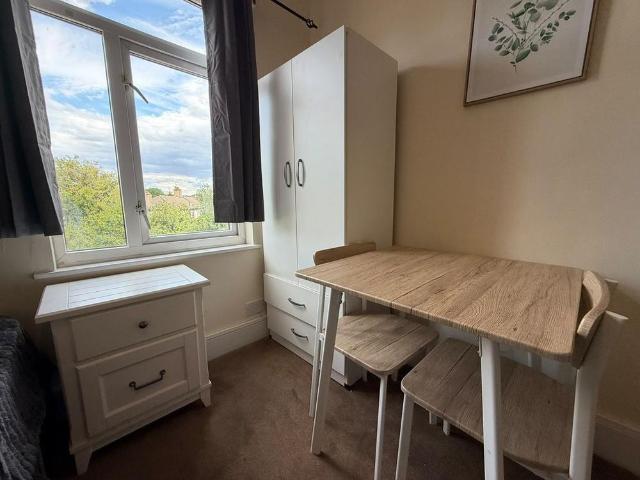 Studio for rent in Oakleigh Park, Greater London