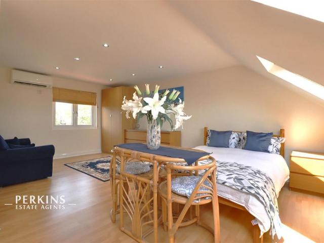Flat for rent in London Borough of Ealing, Greenford