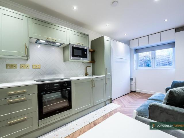 Flat for rent in Queen's Park, Greater London