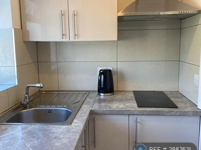 Flat for rent in South Stanmore, Greater London