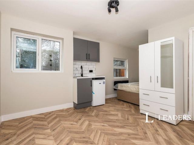 Studio for rent in Red Hill, Surrey