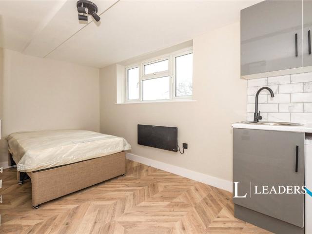 Studio for rent in Red Hill, Surrey