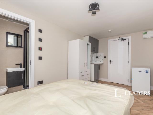 Studio for rent in Red Hill, Surrey