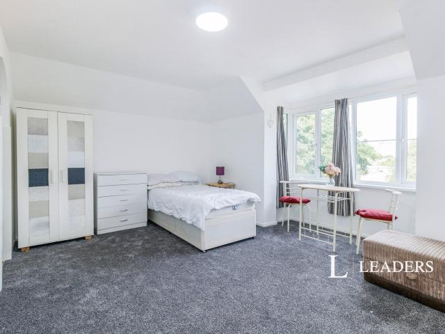 Studio for rent in Row Town, Surrey