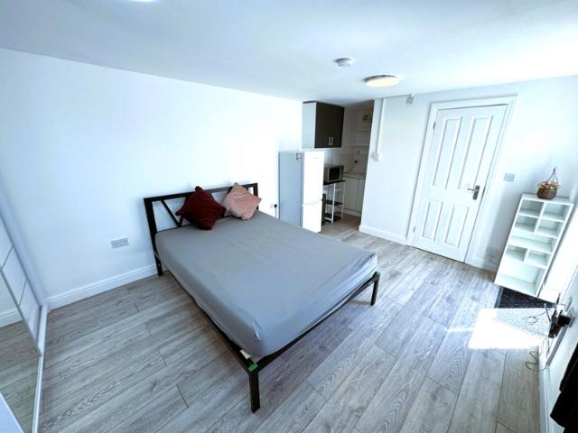 Studio for rent in Newbury Park, Greater London