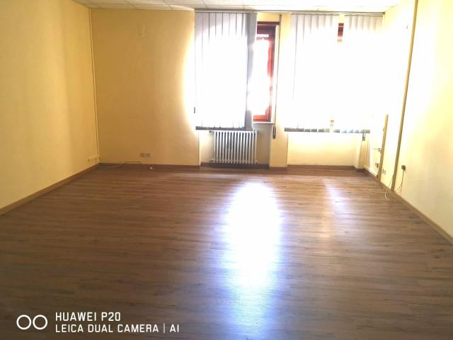 Locale Commerciale in affitto a Marche, Ancona