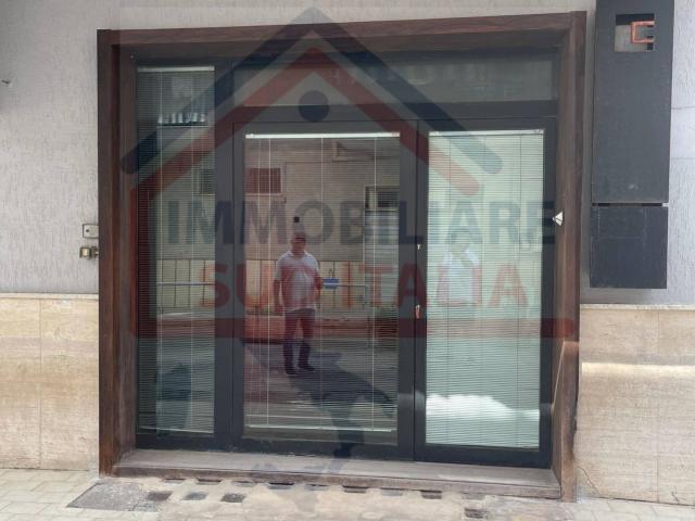 Ufficio in affitto a Qualiano, Campania