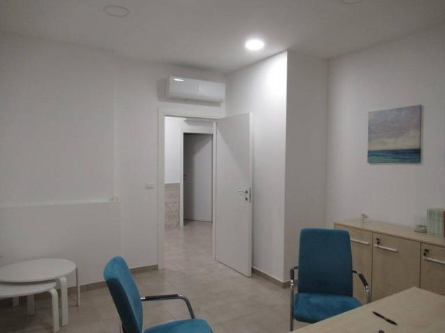 Ufficio in affitto a Villa Raspa, Spoltore