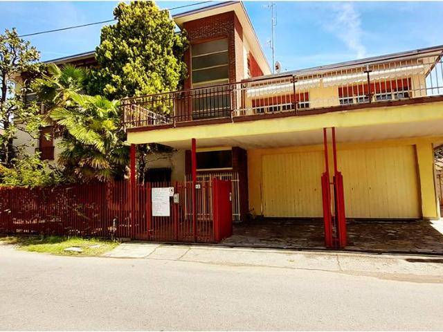 Locale Commerciale in vendita a Gallarate, Lombardia