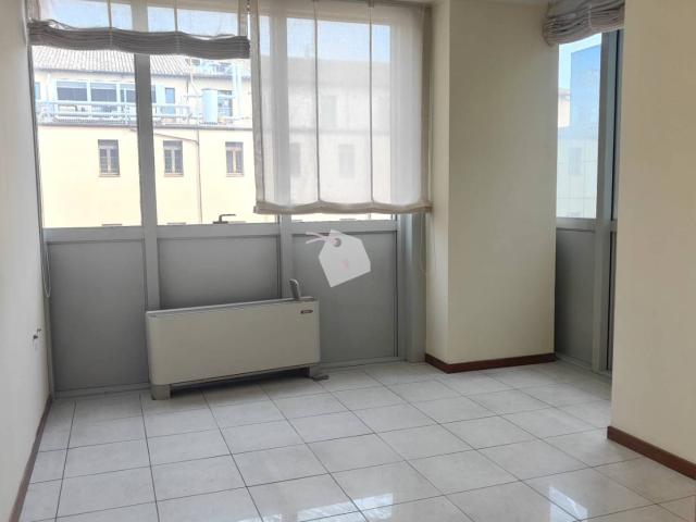 Ufficio in vendita a Centro storico, Marche