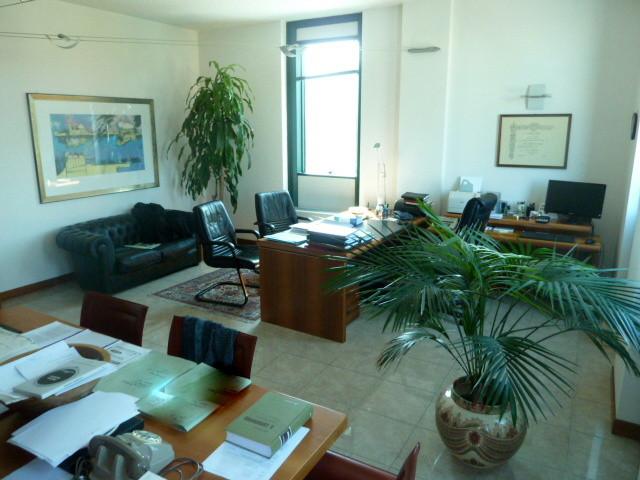 Ufficio in vendita a Marina di sotto, Marche