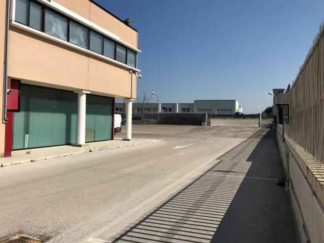 Locale Commerciale in vendita a Vasto, Abruzzo