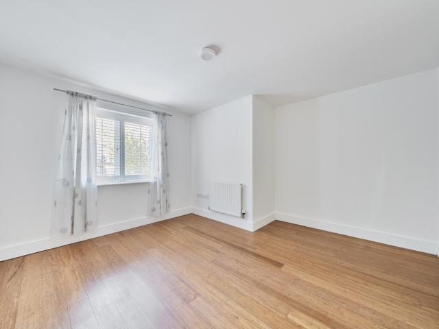 Apartment for rent in Longlands, Greater London