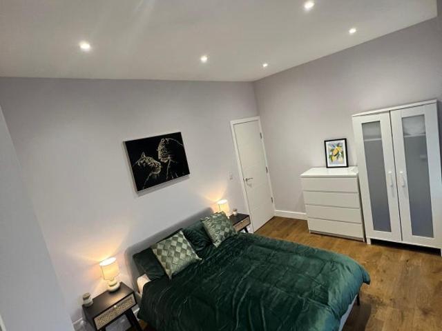 Apartment for rent in Mill Meads, Greater London
