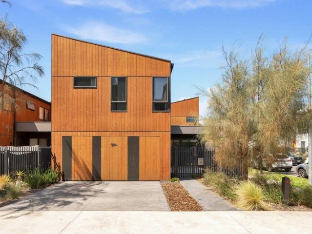 Townhouse for rent in The Boardwalk, Melbourne
