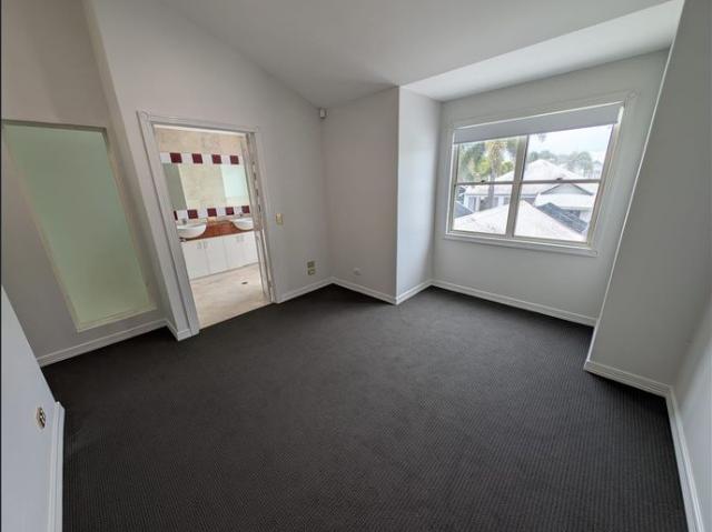 Townhouse for rent in Surfers Paradise, Gold Coast City