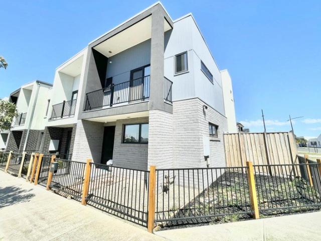 Townhouse for rent in WestWood Walk, Melbourne