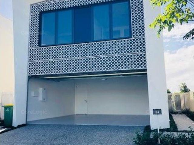 Townhouse for rent in Mermaid Waters, Gold Coast City