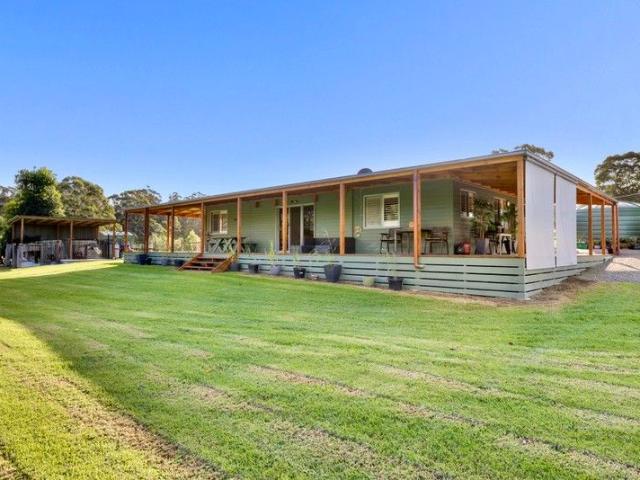 Cottage for sale in Lakes Entrance, Victoria