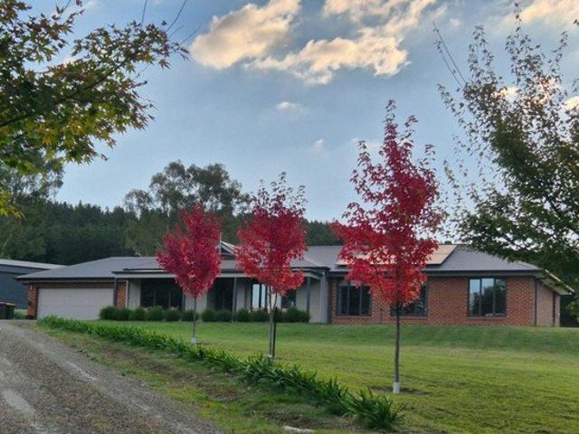 Cottage for sale in Mudgegonga, Victoria