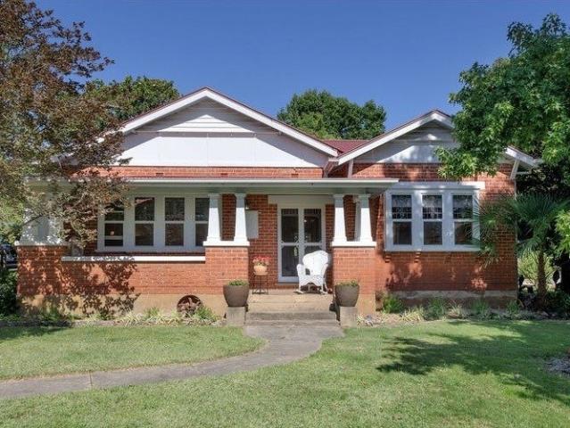 Cottage for sale in Tallangatta Valley, Victoria