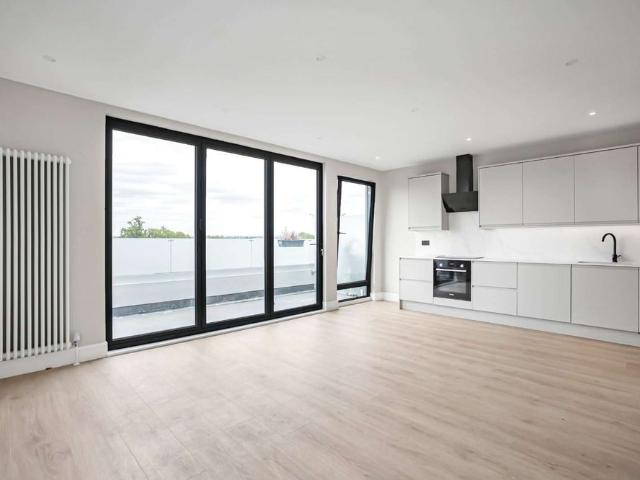 Apartment for rent in London Borough of Merton, Merton Park