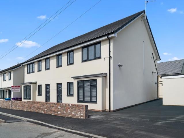 Apartment for rent in Stoneycroft, Calderstones