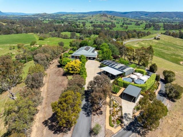 Cottage for sale in Alexandra, Victoria
