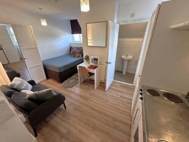 Studio for rent in Wake Green, West Midlands