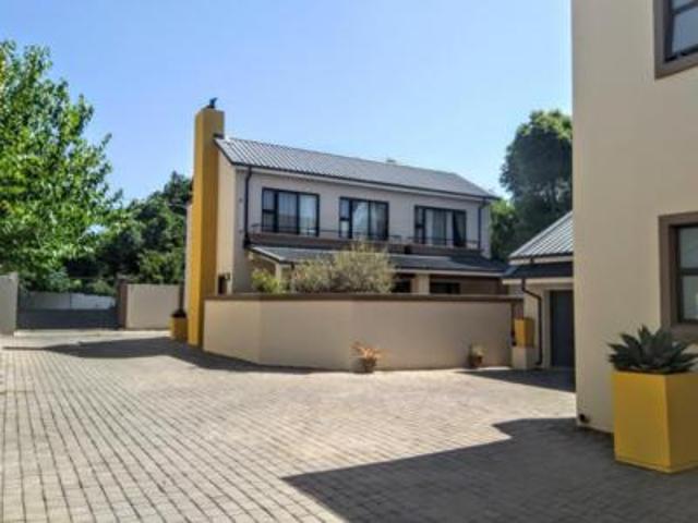 Townhouse for rent in Waterkloof, Gauteng
