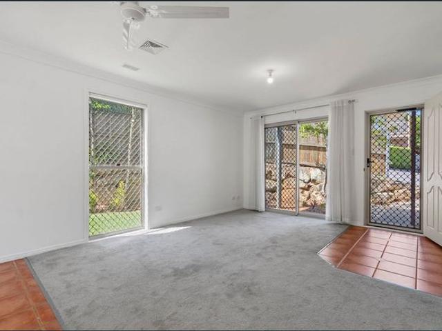 Townhouse for rent in Holland Park West, Greater Brisbane