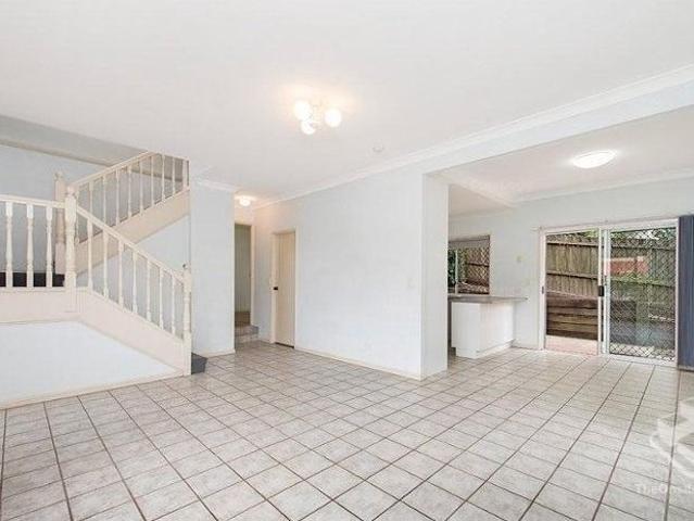 Townhouse for rent in Indooroopilly, Greater Brisbane
