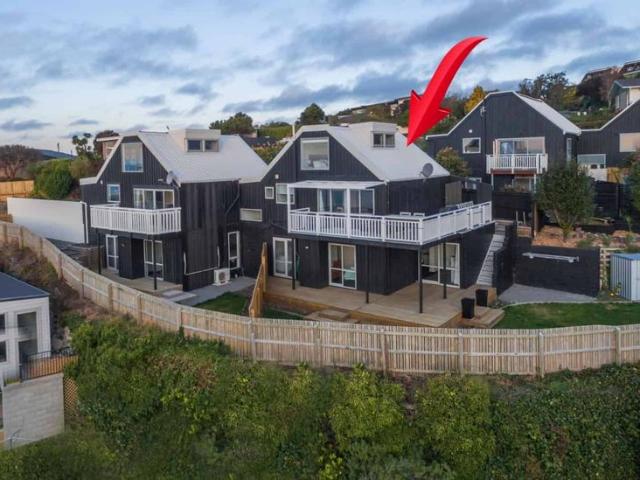 Townhouse for rent in Chaslands, Canterbury