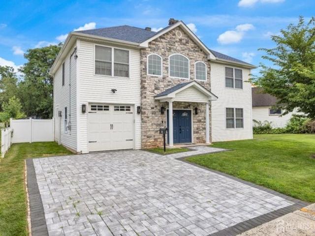House for sale in Edison
