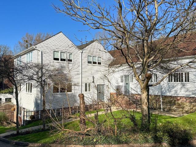 Apartment for rent in Fole, Surrey