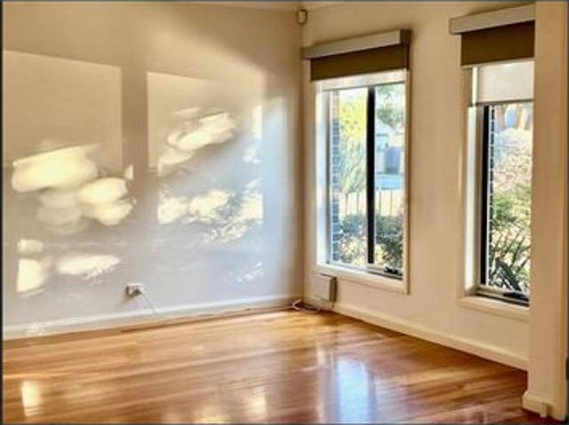 Townhouse for rent in Heidelberg Heights, Melbourne