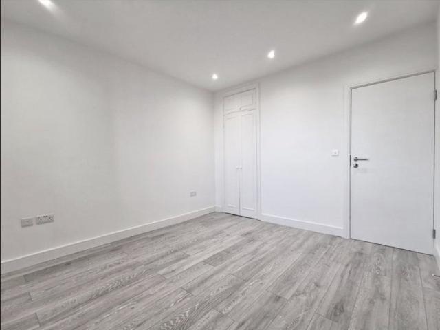 Apartment for rent in St. John's Wood, Cat Hill