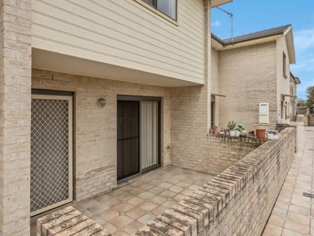 Townhouse for rent in Fairy Meadow, Wollongong City Council