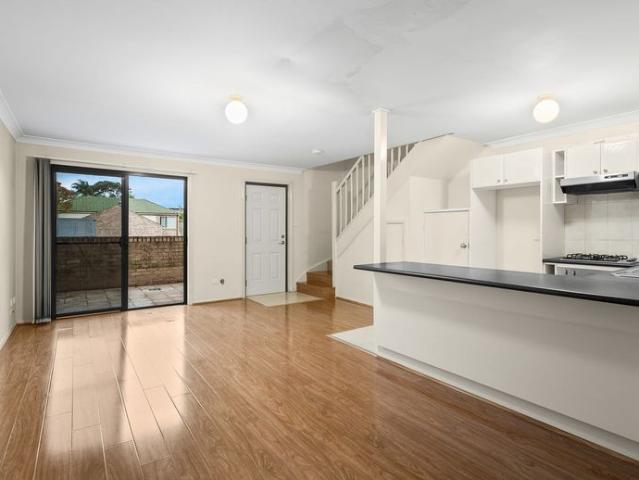 Townhouse for rent in Wollongong West, New South Wales
