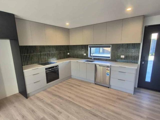 Townhouse for rent in Edgeware, Canterbury
