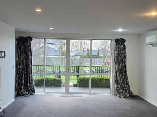 Townhouse for rent in Chaslands, Canterbury