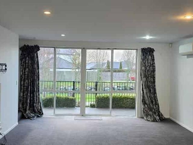 Townhouse for rent in Chaslands, Canterbury