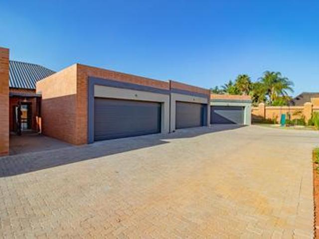 Townhouse for sale in Waterkloof, Gauteng