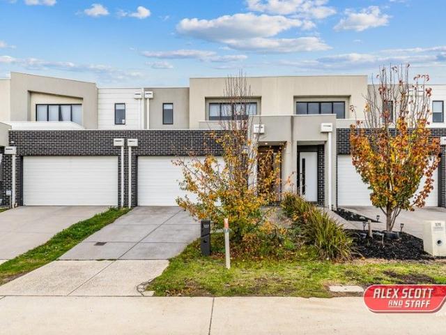 Townhouse for sale in Cranbourne