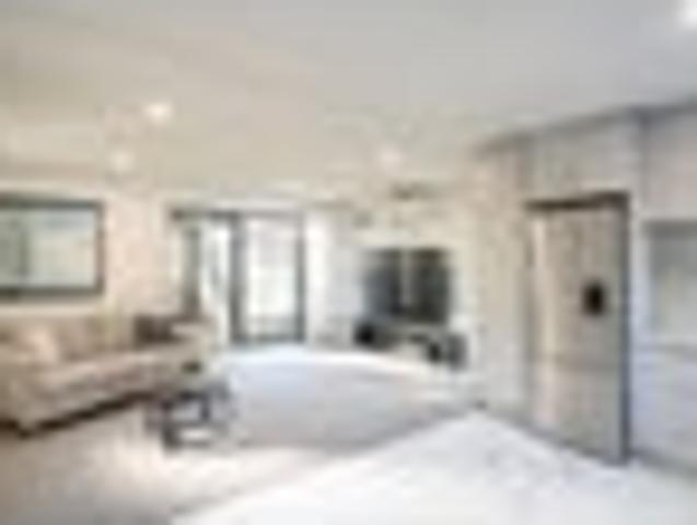 Townhouse for sale in Chaslands, Canterbury