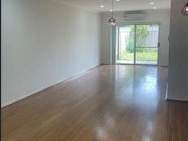 Townhouse for rent in Toongabbie, Sydney