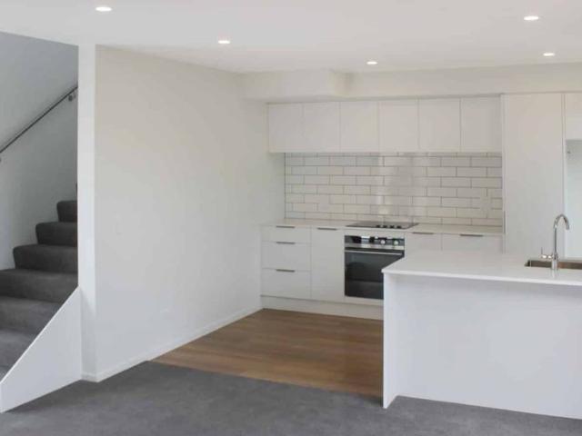 Townhouse for rent in Edgeware, Canterbury